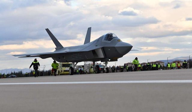 Национальный военный самолет Турции впервые выехал на взлетно-посадочную полосу и запустил двигатель