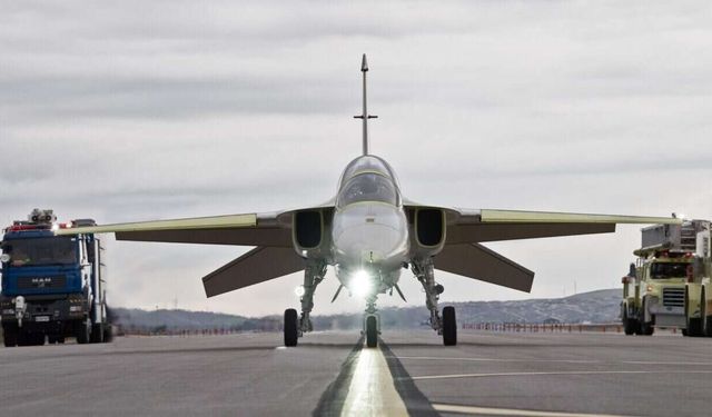 Первый в Турции реактивный учебно-тренировочный и легкий штурмовик Hürjet поднялся на взлетно-посадочную полосу
