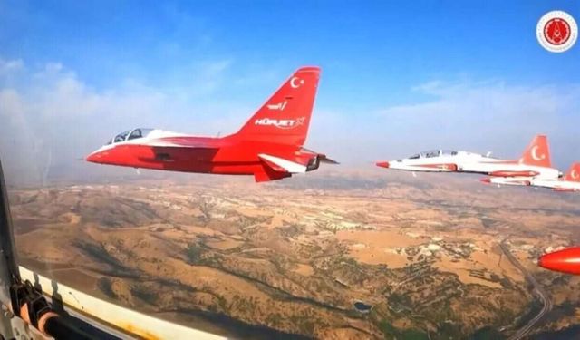 Первый национальный военный самолет с реактивным двигателем Турции Hürjet совершил полет с "Турецкими звездами"