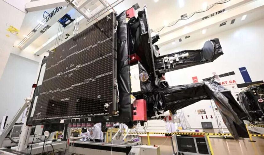 Испытание установки солнечной панели первого в Турции национального спутника связи Türksat 6A успешно завершилось