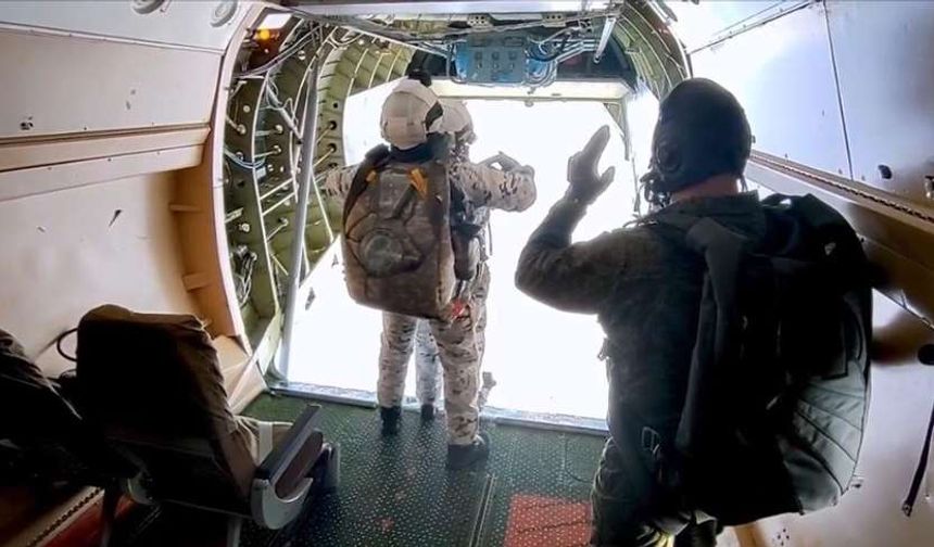 Парашютисты из РФ покинули воздушное судно из стратосферы на высоте 10 тыс. метров